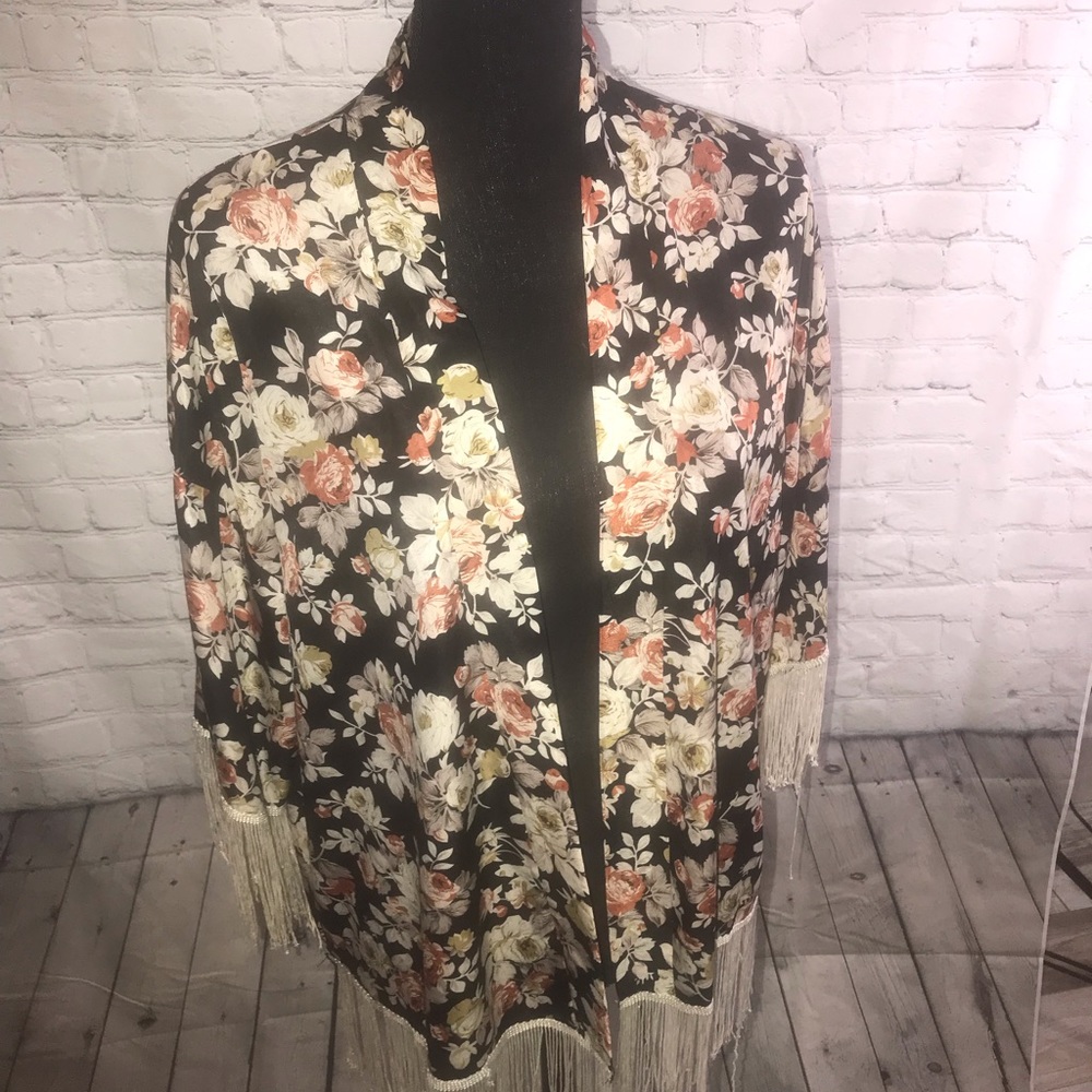 Cute fringed top!